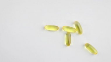 Beyaz arka planda Omega 3 kapsülleri. Yiyecek takviyeleri, vitaminler..