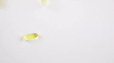 Beyaz arka planda Omega 3 kapsülleri. Yiyecek takviyeleri, vitaminler..