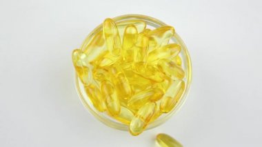 Beyaz arka planda Omega 3 kapsülleri. Yiyecek takviyeleri, vitaminler..