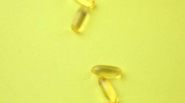 Turuncu arka planda Omega 3 kapsülleri. Yiyecek takviyeleri, vitaminler..