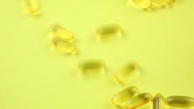 Turuncu arka planda Omega 3 kapsülleri. Yiyecek takviyeleri, vitaminler..