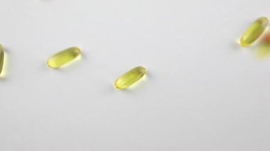 Beyaz arka planda Omega 3 kapsülleri. Yiyecek takviyeleri, vitaminler..
