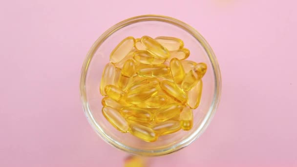 Cápsulas Omega 3 sobre fondo naranja. Complementos alimenticios, vitaminas. — Vídeos de Stock