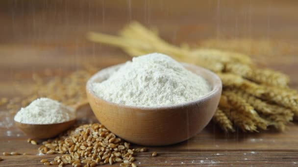 Farine de blé, grains de blé et épillets sur une table en bois. Farine de tamisage. — Video