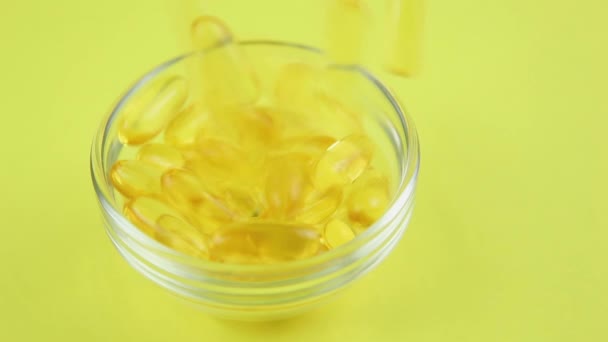 Omega 3 capsule su uno sfondo arancione. Integratori alimentari, vitamine. — Video Stock