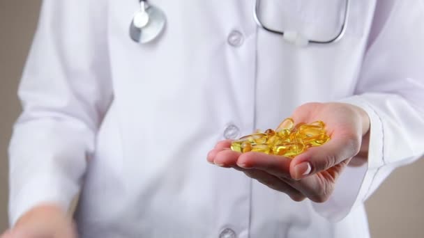 Cápsulas de aceite de pescado en manos de un médico. suplemento dietético omega 3 — Vídeo de stock