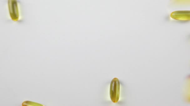 Κάψουλες Omega 3 σε λευκό φόντο. Συμπληρώματα διατροφής, βιταμίνες. — Αρχείο Βίντεο