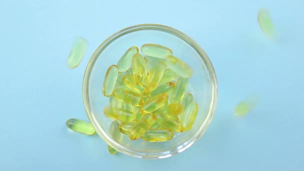 Omega 3 capsule su uno sfondo arancione. Integratori alimentari, vitamine. — Video Stock