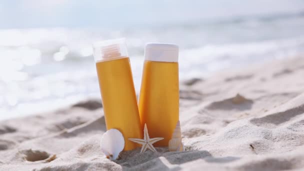 Écrans solaires sur la plage près de la mer gros plan — Video