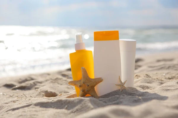 Sluneční krém na pláži v blízkosti moře zblízka — Stock fotografie
