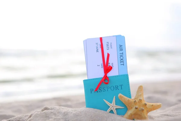 Letenky a cestovní pas na pláži v blízkosti moře zblízka — Stock fotografie