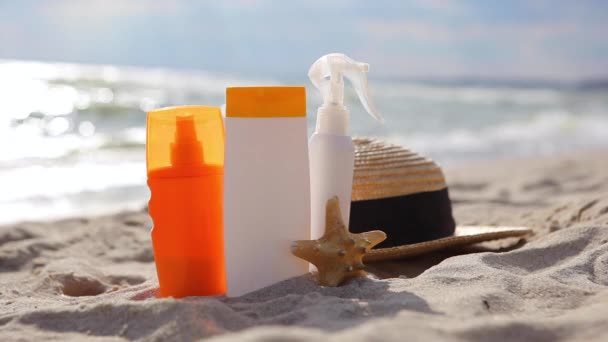 Protetores solares na praia perto do mar de perto — Vídeo de Stock