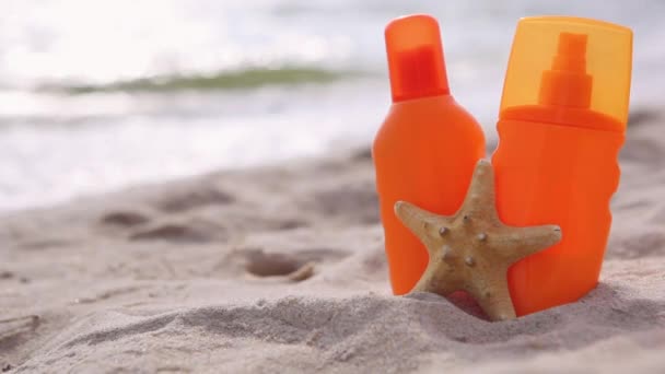 Protetores solares na praia perto do mar de perto — Vídeo de Stock