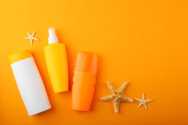 Renkli bir arkaplan görünümünde güneş kremleri.