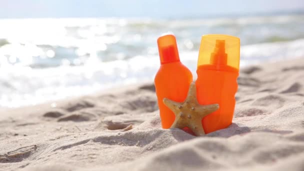 Protectores solares en la playa cerca del mar de cerca — Vídeo de stock