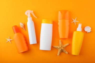 Renkli bir arkaplan görünümünde güneş kremleri.