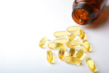 Metin için yeri olan beyaz arkaplan üzerindeki Omega 3 kapsülleri.