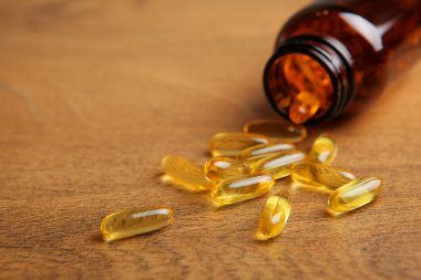 Omega 3 kapsülleri metin için yakın plan masadalar..