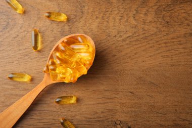 Omega 3 kapsülleri metin için yakın plan masadalar..