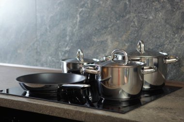  Mutfağın içinde yemek pişirmek için mutfak gereçleri