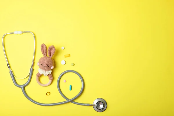 Pediatrie concept. Stethoscoop en speelgoed op een lichte achtergrond — Stockfoto