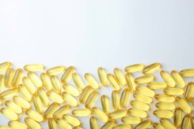 Metin için yeri olan beyaz arkaplan üzerindeki Omega 3 kapsülleri.