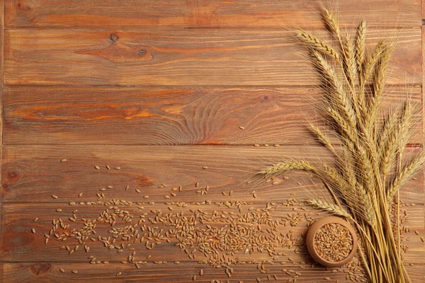 Espiguetas de trigo e grãos sobre fundo escuro — Fotografia de Stock