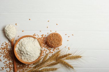 Açık arkaplanda buğday unu ve buğday başakları
