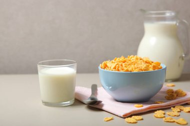 Masadaki lezzetli mısır gevrekleri.. 