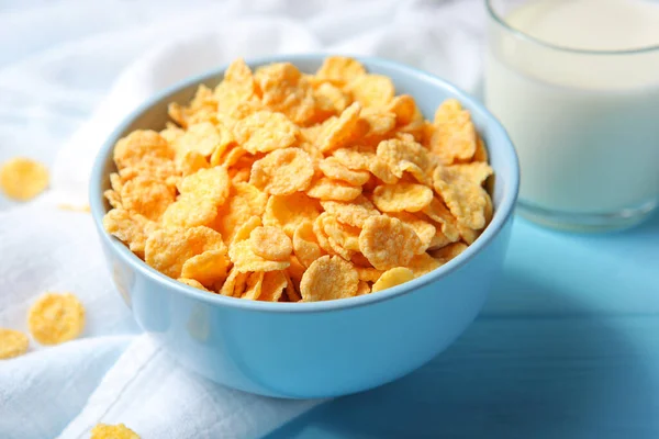 Köstliche Cornflakes im Teller auf dem Tisch. — Stockfoto