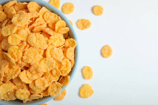 Köstliche Cornflakes in einem Teller auf hellem Hintergrund. — Stockfoto