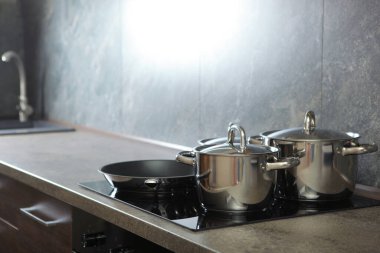  Mutfağın içinde yemek pişirmek için mutfak gereçleri