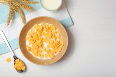  Kahvaltıda sütlü gevrek mısır gevrekleri yakın plan masada..