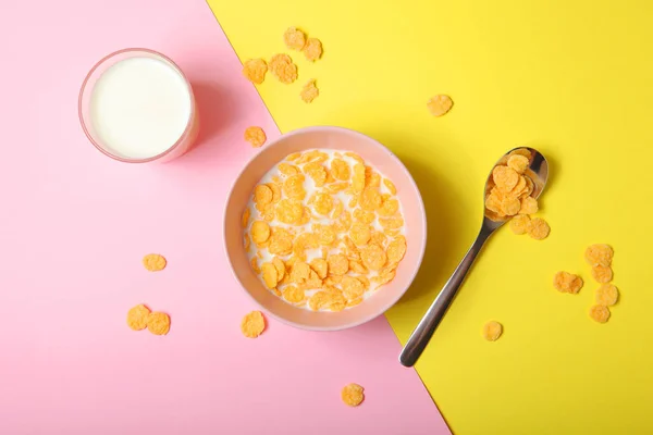 아침 식사로 우유를 먹는 스파이 콘 플라크 색 배경 사진을 클로즈업 한 모습. — 스톡 사진