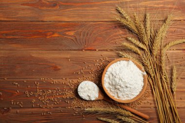 Açık arkaplanda buğday unu ve buğday başakları