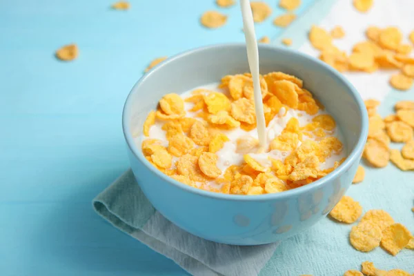 Crispy cornflakes with milk for breakfast on a colored background close-up. — Stock Photo, Image