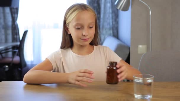 Menina de bom humor toma omega 3 cápsulas. Óleo de peixe — Vídeo de Stock