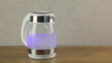 Elektrik ısıtıcısındaki su kaynıyor. Sıcak içecekler için kaynar su.