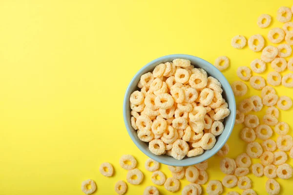 Anillos Maíz Esmalte Para Desayuno Sobre Fondo Color Foto Alta — Foto de Stock