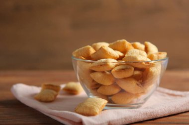 Kahvaltı için mısır gevreğini yakın plan masaya koydum.