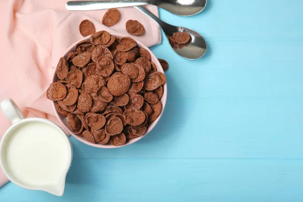 テーブルの上の朝食用のチョコレートコーンフレーク — ストック写真
