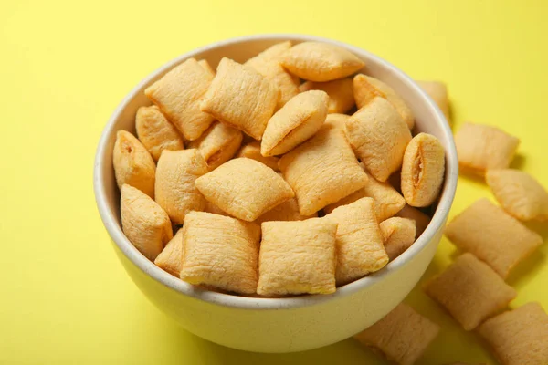 Almohadillas de maíz con relleno de desayuno sobre un fondo de color de cerca — Foto de Stock