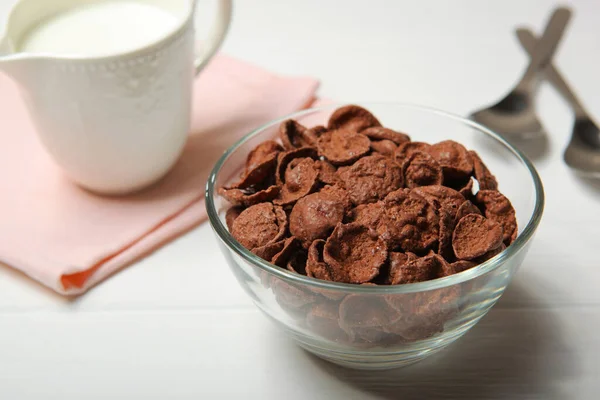 Płatki czekoladowe na śniadanie na stole z bliska — Zdjęcie stockowe