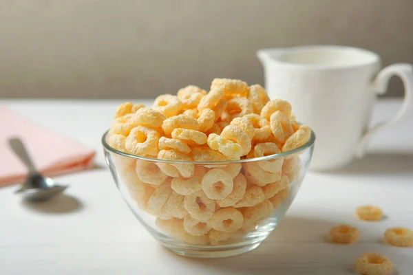 Anillos de maíz en esmalte para el desayuno en la mesa con un plan de ratas — Foto de Stock