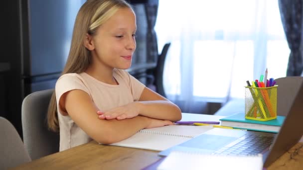 Educazione online. studentessa risponde alla domanda insegnanti on-line su un computer portatile. — Video Stock