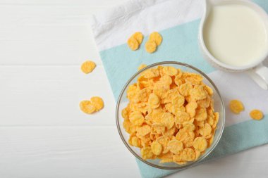  Kahvaltıda sütlü gevrek mısır gevrekleri yakın plan masada..