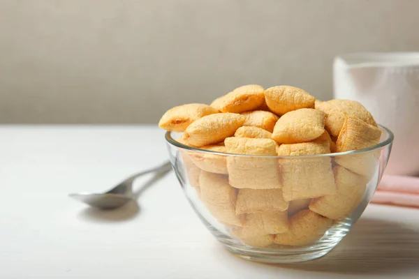 Almohadillas de maíz rellenas para el desayuno en la mesa de cerca — Foto de Stock