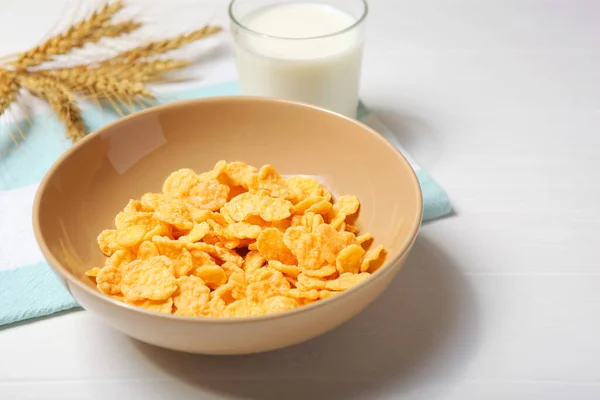 Crispy cornflakes with milk for breakfast on the table close-up. — Stock Photo, Image