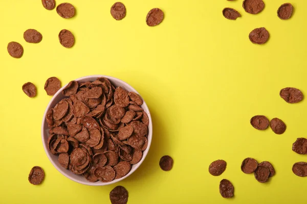 チョコレートコーンフレークの朝食カラーの背景をクローズアップ — ストック写真