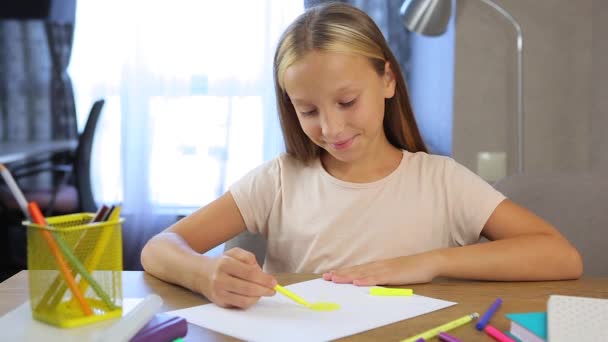 Mignonne fille d'âge scolaire dessine à l'intérieur de la maison. — Video